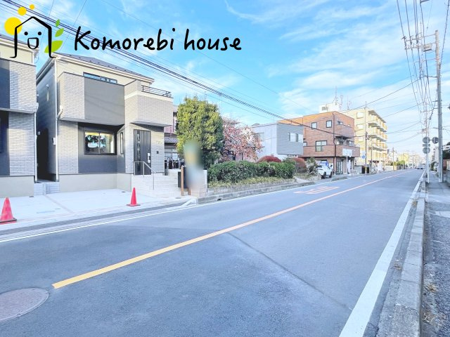 さいたま市大宮区櫛引町１丁目　新築一戸建て　グランドパティオ　02の前面道路含む現地写真|分譲地内の交通量少なめの道路沿い。小さなお子さまのいるご家庭も安心して暮らせる、穏やかな住環境です。															