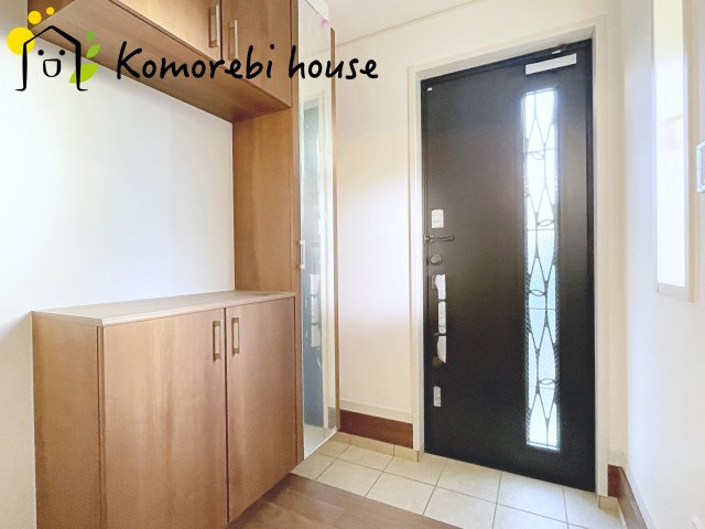 さいたま市大宮区櫛引町１丁目　新築一戸建て　グランドパティオ　02の玄関|明るく使いやすい玄関で、家族の生活をスムーズに。収納や導線も配慮された万能空間です。															