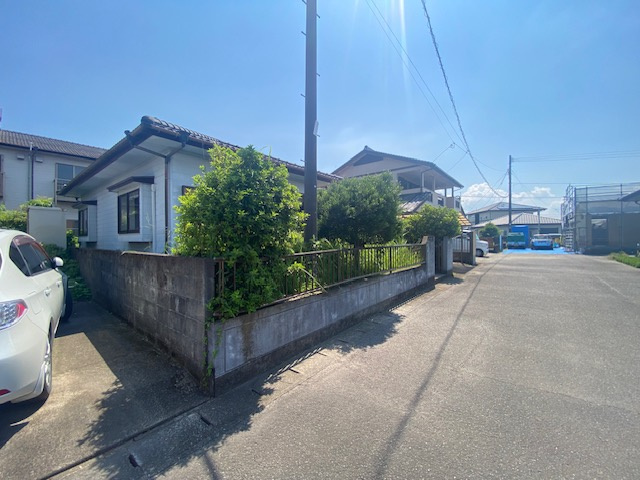 都城市志比田町の中古一戸建の前面道路含む現地写真