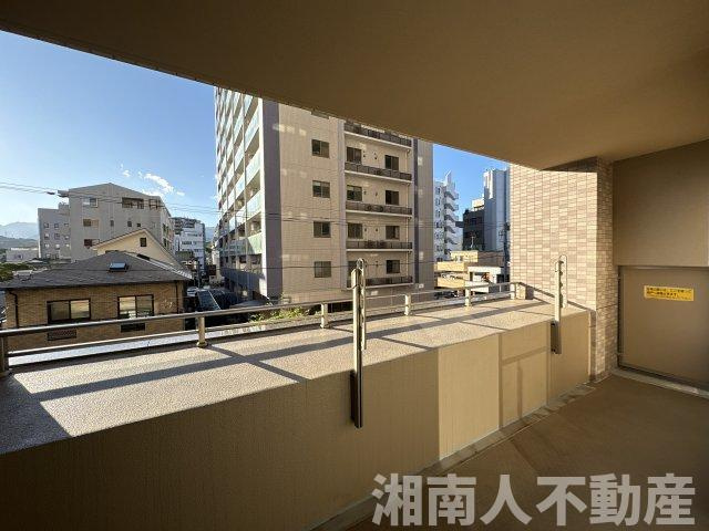 サーパス小田原本町のバルコニー|お洗濯にも便利なバルコニー付き
