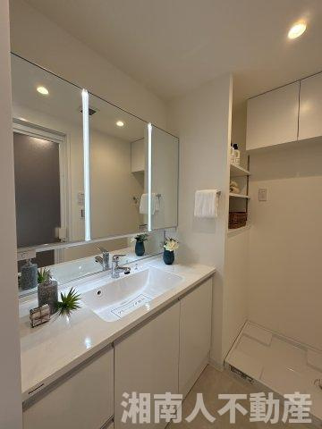 サーパス小田原本町の独立洗面台|独立洗面台、小物を置くことができて便利です