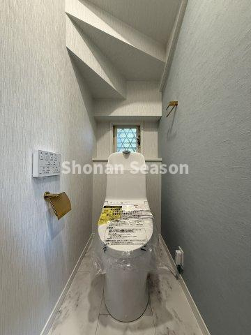 【現地画像あり】茅ヶ崎市菱沼1丁目　中古戸建　30.25坪のトイレ|年中快適な温水洗浄便座は各階にご用意がございます。