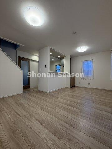 【居間・リビング】 | 壁・天井のクロス貼替を行っており、明るい空間に仕上がりました☆