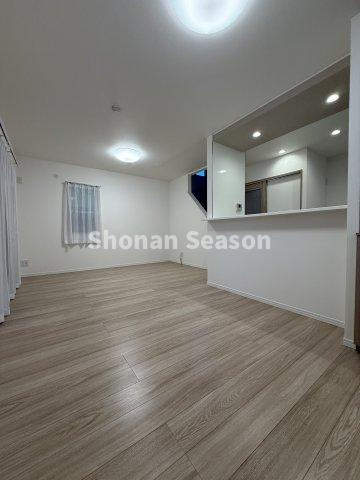 【居間・リビング】 | 対面式キッチンにつき、お料理もご家族との会話が弾みます♪