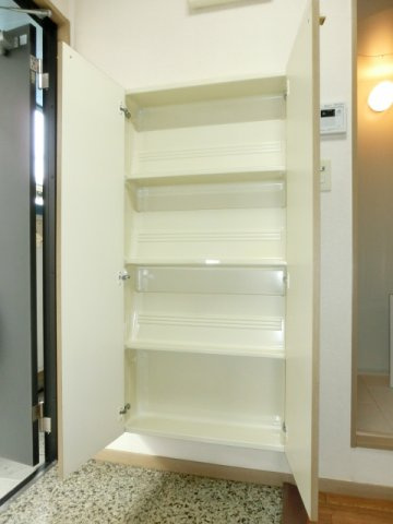 【玄関】 | 千葉ハイツⅡ | 玄関にシューズボックス。 （※参考写真）