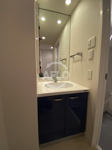 ポートヴィラ靭公園　西船場小学校の独立洗面台|ポートヴィラ靭公園　洗面台