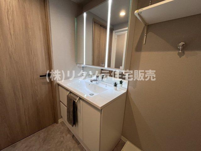 メロディーハイム大日の独立洗面台|三面鏡付き独立洗面台　センターライト付き
■物件内覧・資金計画相談・住宅ローン相談、リフォーム相談、お問合せ受付中■
※当日・翌日のご内覧、ご相談はお電話でのお問合せがスムーズです！