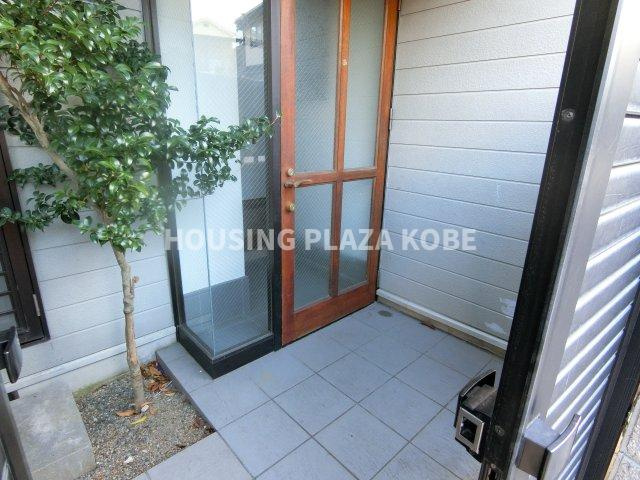 須磨本町１丁目貸家のエントランス