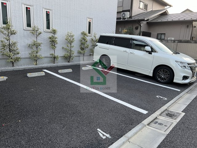 ワイズテラスの駐車場