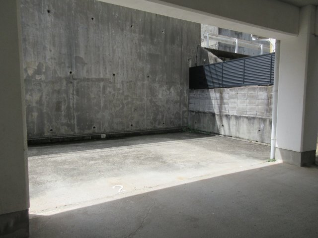 エクリート朝霧の駐車場