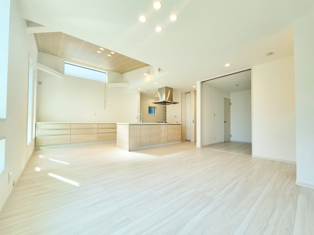 板橋区徳丸4丁目 限定1棟の完成予想図|2階に配した20帖超のLDKは圧巻の広さと開放感
ゆったりとご家族皆様でお寛ぎいただけます
(イラストは図面を基に起こしたもので実際のものとは多少異なる場合がございます)