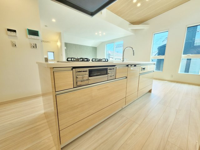 板橋区徳丸4丁目 限定1棟の完成予想図|快適な機能とデザイン性が魅力的♪♪
リビングにいるご家族と会話をしながら家事が楽しめる人気のオープンキッチンです
(イラストは図面を基に起こしたもので実際のものとは多少異なる場合がございます)