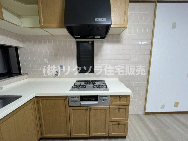 池之宮1丁目　中古一戸建てのキッチン|ビルトイン3口コンロ
■物件内覧・資金計画相談・住宅ローン相談、リフォーム相談、お問合せ受付中■
※当日・翌日のご内覧、ご相談はお電話でのお問合せがスムーズです！