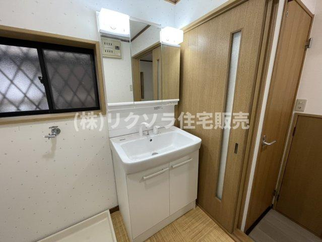 池之宮1丁目　中古一戸建ての独立洗面台|三面鏡付き独立洗面台
■物件内覧・資金計画相談・住宅ローン相談、リフォーム相談、お問合せ受付中■
※当日・翌日のご内覧、ご相談はお電話でのお問合せがスムーズです！