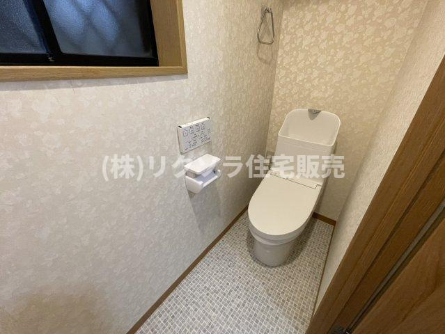 池之宮1丁目　中古一戸建てのトイレ|1階　温水洗浄便座付き
■物件内覧・資金計画相談・住宅ローン相談、リフォーム相談、お問合せ受付中■
※当日・翌日のご内覧、ご相談はお電話でのお問合せがスムーズです！