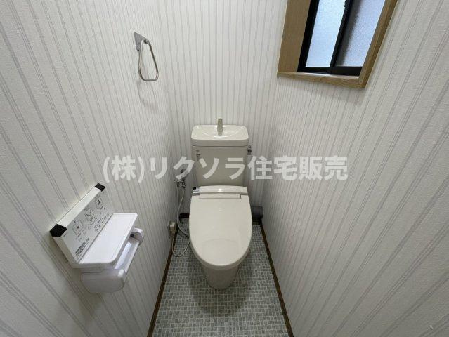 池之宮1丁目　中古一戸建ての内装|2階　トイレ　温水洗浄便座付き
■物件内覧・資金計画相談・住宅ローン相談、リフォーム相談、お問合せ受付中■
※当日・翌日のご内覧、ご相談はお電話でのお問合せがスムーズです！