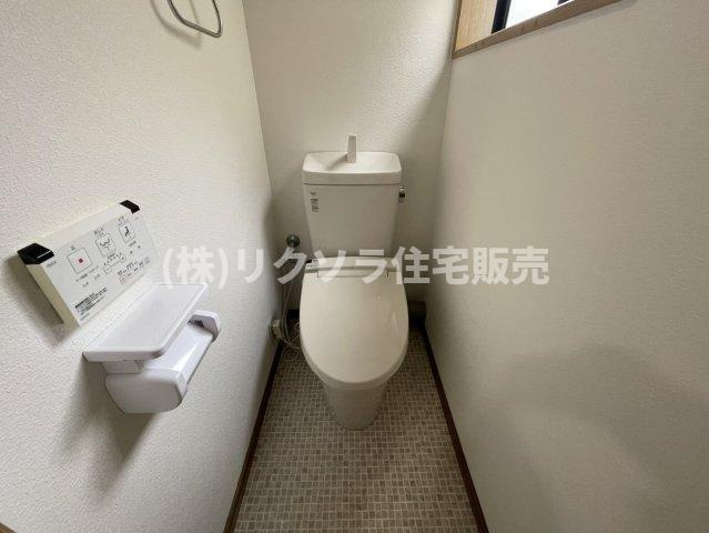 池之宮1丁目　中古一戸建ての設備|3階　トイレ　温水洗浄便座付き
■物件内覧・資金計画相談・住宅ローン相談、リフォーム相談、お問合せ受付中■
※当日・翌日のご内覧、ご相談はお電話でのお問合せがスムーズです！