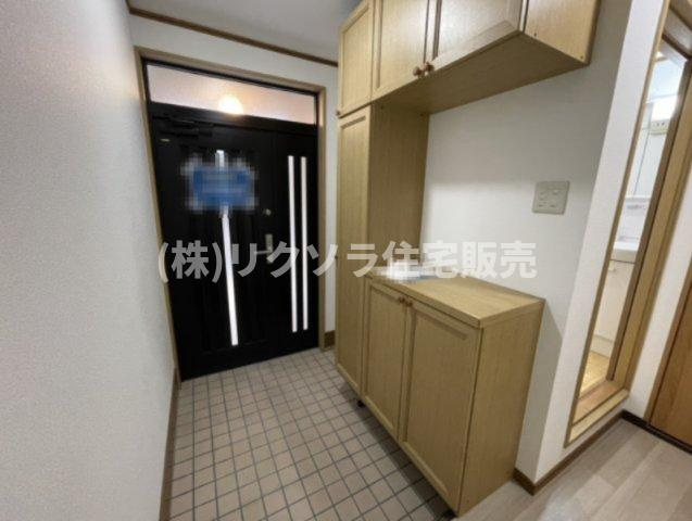 池之宮1丁目　中古一戸建ての収納|姿見付きシューズボックス　玄関内部
■物件内覧・資金計画相談・住宅ローン相談、リフォーム相談、お問合せ受付中■
※当日・翌日のご内覧、ご相談はお電話でのお問合せがスムーズです！