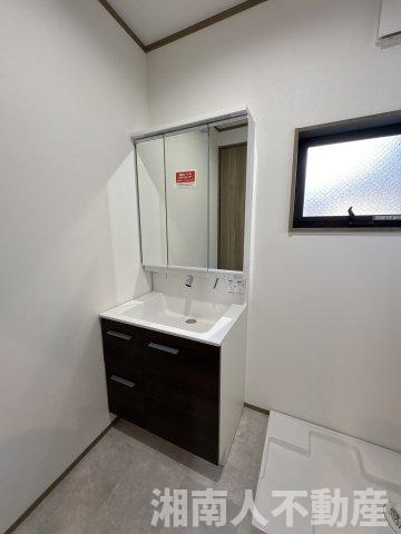 小田原市酒匂3丁目　新築戸建　　全３棟の独立洗面台|独立洗面台あり、毎朝おしゃれに忙しい女性の方におすすめです