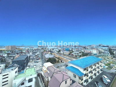 【展望】 | ダイアパレス篠崎 | 手を伸ばせば、ふれることが出来そうな環境が、そのままインテリアになったような印象です。その豊かな眺望にふさわしい空間には、通風・採光にも優れ、心地よい光と風があふれています