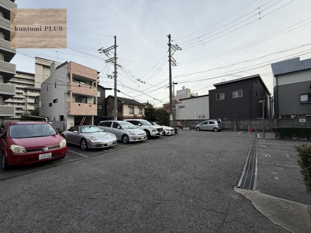 グランドメゾン小阪の駐車場
