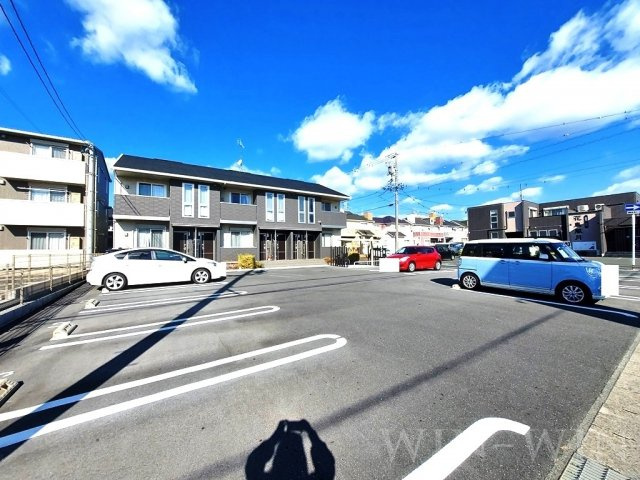 エレガンス三本木の駐車場