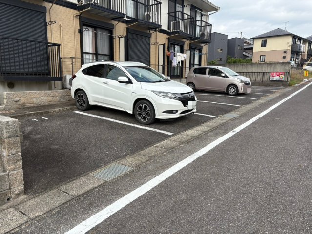 サンヒルズ黒笹いずみの駐車場