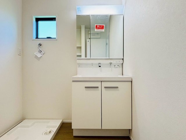 【商談中】ダイマルタウン　羽島市竹鼻町寺東第７　全４区画分譲の独立洗面台|収納力と機能性に優れた、お手入れラクラク三面鏡洗面化粧台です。朝の身支度もスムーズにできます。