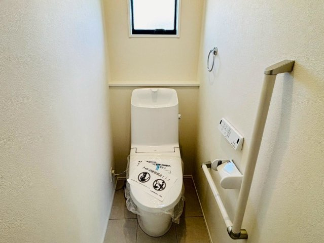 ダイマルタウン　羽島市竹鼻町寺東第７　全４区画分譲のトイレ|新素材「アクアセラミック」は、便器洗浄やお掃除をするたび汚物を浮かせて洗い流すのでお掃除楽々です。