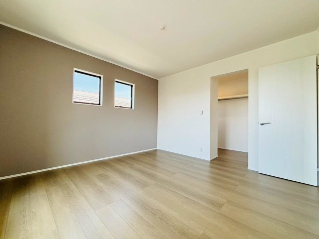 【商談中】ダイマルタウン　羽島市竹鼻町寺東第７　全４区画分譲の寝室|全居室に大型収納を設置。高性能な断熱材で丸ごと覆った高気密・高断熱の家で、夏も冬も快適に過ごせます。