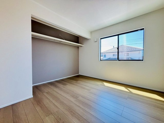 ダイマルタウン　羽島市竹鼻町寺東第７　全４区画分譲の洋室|全居室に大型収納を設置。窓ガラスは断熱性能や結露防止効果の高いLOW-E複層ガラスを採用しています。