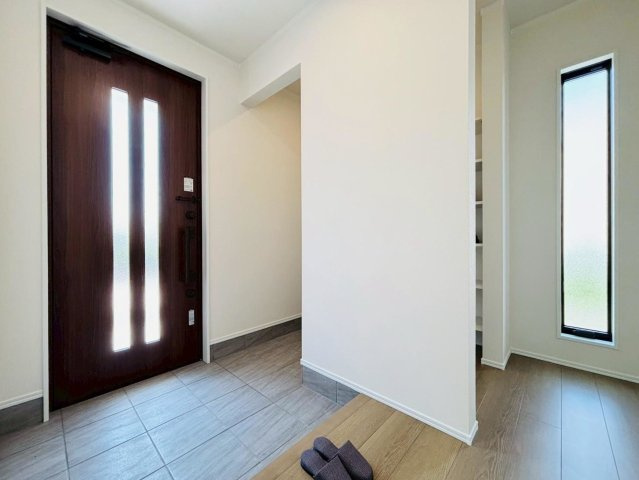 【商談中】ダイマルタウン　羽島市竹鼻町寺東第７　全４区画分譲の玄関|シューズ収納付きで玄関周りもすっきり！玄関ドアからの光が玄関ホールを明るくしてくれます。