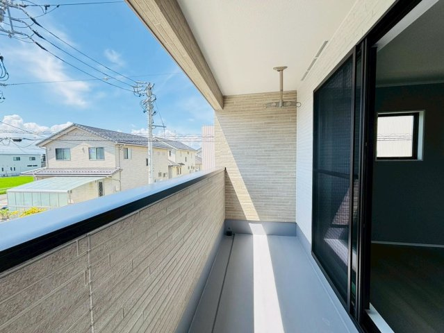 ダイマルタウン　羽島市竹鼻町寺東第７　全４区画分譲のバルコニー|バルコニーは南向きで洗濯物もよく乾きます！強度と表面積硬度を持つFPRで防水しています。
