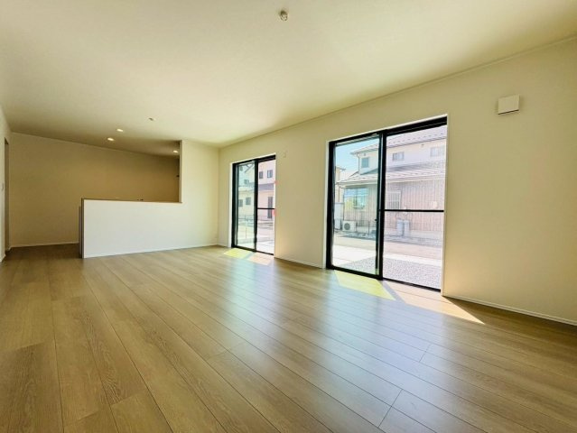 【商談中】ダイマルタウン　羽島市竹鼻町寺東第７　全４区画分譲の居間・リビング|シンプルで温かみのあるナチュラルテイストのリビングダイニング。広々設計でゆとりのある空間です。