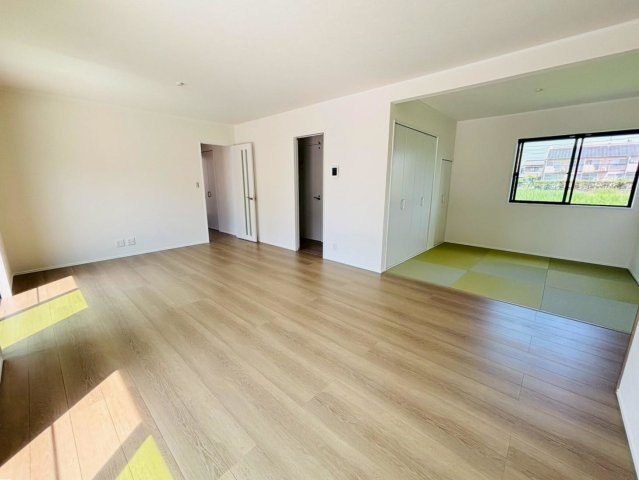 ダイマルタウン　羽島市竹鼻町寺東第７　全４区画分譲の居間・リビング|シンプルで温かみのあるナチュラルテイストのリビングダイニング。広々設計でゆとりのある空間です。