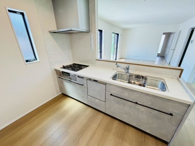 ダイマルタウン　羽島市竹鼻町寺東第７　全４区画分譲のキッチン|家事の時間短縮・節水にもなる食器洗い乾燥機付き。浄水器付き水栓で、いつでもきれいな水が使えます。　　