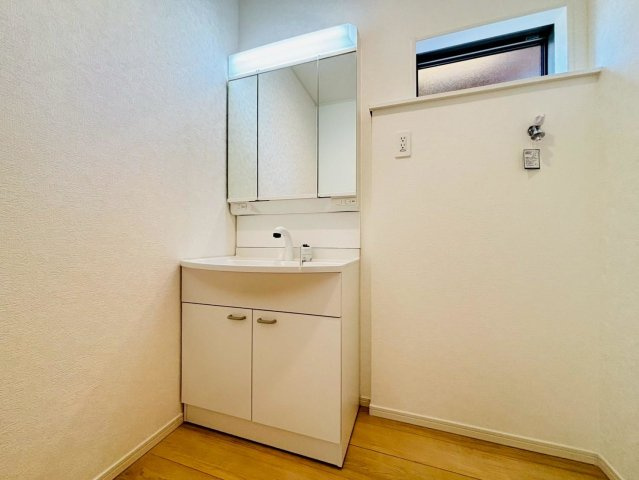 クワイエ　羽島市竹鼻町第４　全3区画分譲の独立洗面台|床材に受ける様々な傷や、温度・湿度変化による、クラックの発生を大幅に抑える特殊加工を施工済みです。
水栓はリフトアップできて両手が使えます。またハンドシャワーでも使えます。