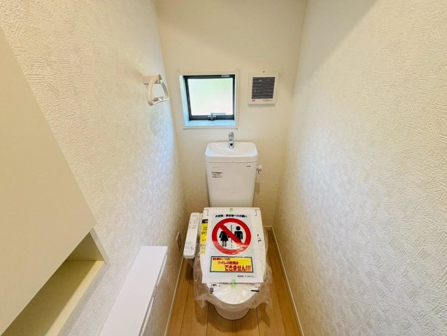 クワイエ　羽島市竹鼻町第４　全3区画分譲のトイレ|超表面平滑加工とイオンパワーの「セフィオンテクト」加工で、汚れが付きにくく落ちやすい仕様のトイレです。
またツイントルネード洗浄で少ない水でも前方の返し部分から後方部までしっかり洗浄できます！