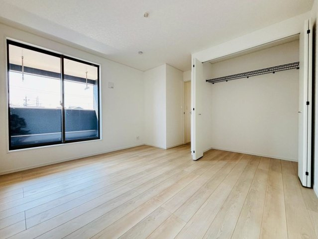 クワイエ　羽島市竹鼻町第４　全3区画分譲の寝室|全居室にたっぷり収納できる大型収納を設置。窓ガラスは、断熱性能や結露防止効果の高いペアガラスを採用！
高い断熱性と共にガラス面の結露対策にも効果を発揮し湿気によるカビの発生を抑止します。