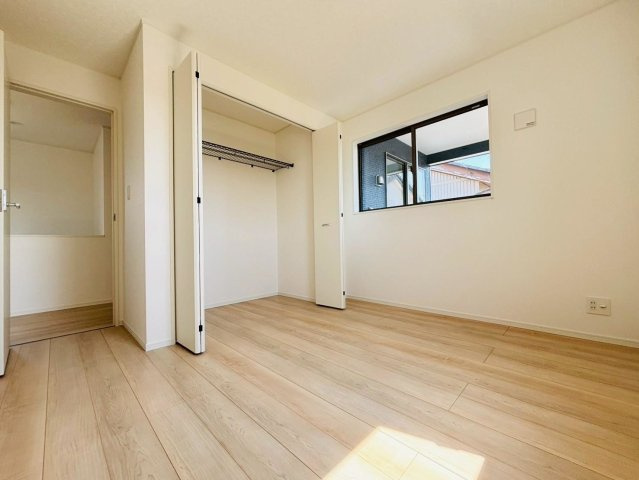 クワイエ　羽島市竹鼻町第４　全3区画分譲の洋室|建具やクロスなどをトータルデザインでコーディネートしており、室内に落ち着きと安らぎを与えてくれます。
全居室収納付き！寝室やお子様のお部屋がスッキリ片付きます。