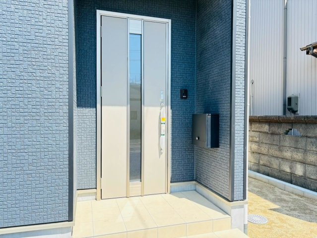 クワイエ　羽島市竹鼻町第４　全3区画分譲の玄関|玄関ドアの取手ハンドル部分にセンサーがついて、カードタイプ・シールタイプのキーで施錠が可能で便利です。
お買い物の荷物で手が塞がっていても、楽々開錠できます。毎日の外出前の時間も短縮されて快適です！