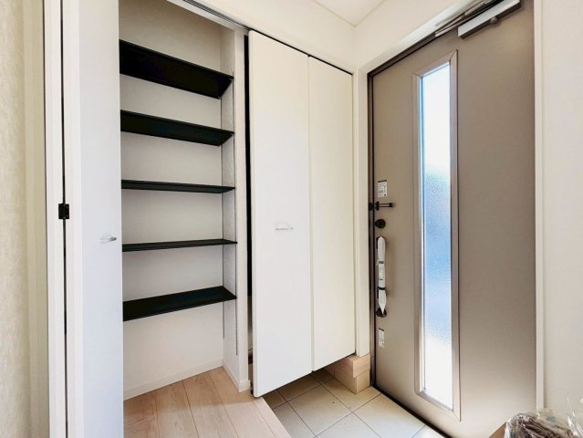 クワイエ　羽島市竹鼻町第４　全3区画分譲の玄関|大容量のシューズ収納付きで玄関周りもすっきり！玄関ドアからの光が玄関ホールを明るくしてくれます。