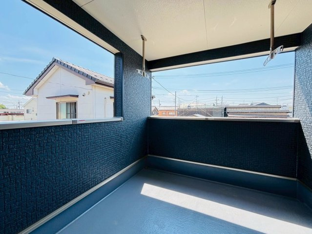 クワイエ　羽島市竹鼻町第４　全3区画分譲のバルコニー|バルコニーは南向きで洗濯物もよく乾きます！強度と表面積硬度を持つFPRで防水しています。