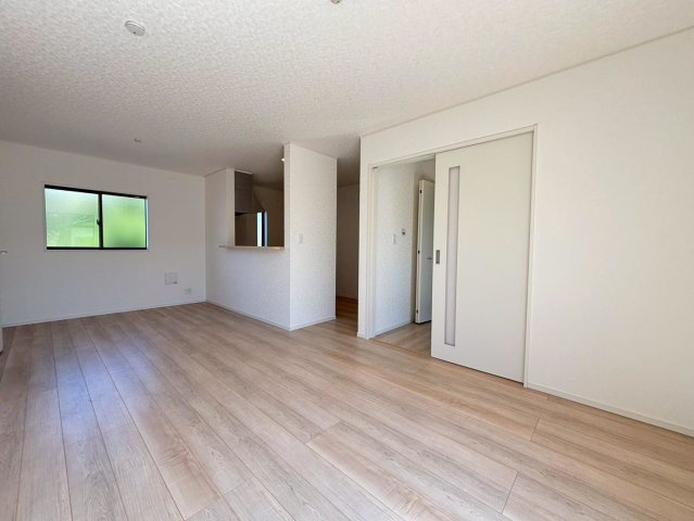 クワイエ　羽島市竹鼻町第４　全3区画分譲の居間・リビング|フローリング材は木目調でナチュラルな美しさ。様々な傷やクラックの発生を大幅に抑える特殊加工済みです。
床材に受ける様々な傷や、温度・湿度変化によるクラックの発生を大幅に抑える特殊加工を施工済み。