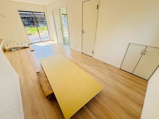 クワイエ　羽島市竹鼻町第４　全3区画分譲の居間・リビング|フローリング材は木目調でナチュラルな美しさ。様々な傷やクラックの発生を大幅に抑える特殊加工済みです。
床材に受ける様々な傷や、温度・湿度変化によるクラックの発生を大幅に抑える特殊加工を施工済み。