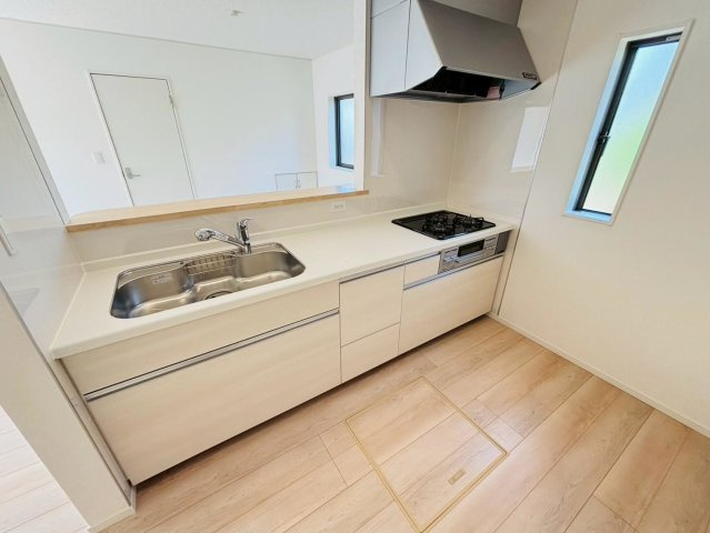 クワイエ　羽島市竹鼻町第４　全3区画分譲のキッチン|お手入れがラクなステンレスをワークスペース部分トップに使用した、機能的で美しいシステムキッチンです。
浄水器組込み水栓でシンクまわりがスッキリ広々お使いいただけます。フラットな造りでお掃除も楽々です。