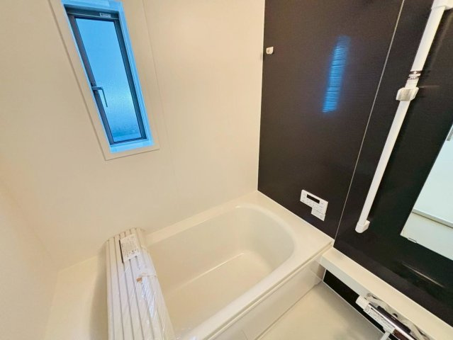 クワイエ　羽島市竹鼻町第４　全3区画分譲の浴室|保温浴槽使用で４時間たっても浴槽の湯温低下はわずか約2.5度の省エネ仕様です。【暖房換気乾燥機】付き！
サイドブロー機能を備えた省エネ衣類乾燥機です。窓付きの明るく清潔な空間でゆったりバスタイムを！