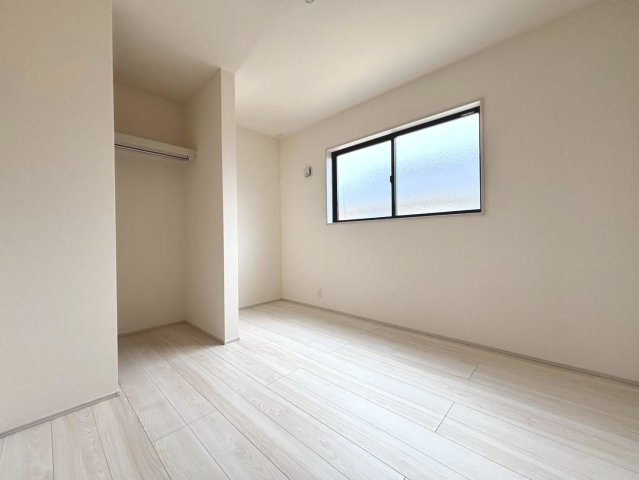 リーブルガーデン　羽島市竹鼻町第１期　全１区画分譲の洋室|全居室にたっぷり収納できる大型クローゼット、居室部分の窓ガラスには間に空気層を設けたペアガラスを採用。
高い断熱性と共にガラス面の結露対策にも効果を発揮します。