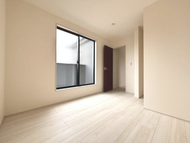 リーブルガーデン　羽島市竹鼻町第１期　全１区画分譲の洋室|全居室にたっぷり収納できる大型クローゼット、居室部分の窓ガラスには間に空気層を設けたペアガラスを採用。
高い断熱性と共にガラス面の結露対策にも効果を発揮します。