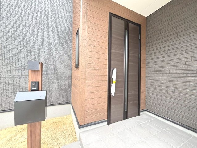 リーブルガーデン　羽島市竹鼻町第１期　全１区画分譲の玄関|【ピッキング防止機能付き玄関ドア錠】玄関ドアの鍵は上下に２つあり、内側の下段は脱着サムターンキー。
鍵を不正に開錠されても、もう１つの鍵でピッキングを防ぎます。防犯性の高い仕様になっています。